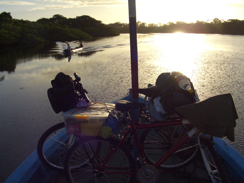 Trajeto de barco - travessia de estuário do rio Peruípe até Caravelas
